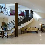 Mansion Ideal For 3 Families Or Vilă