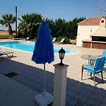 Mansion Ideal For 3 Families Or Vilă Larnaca
