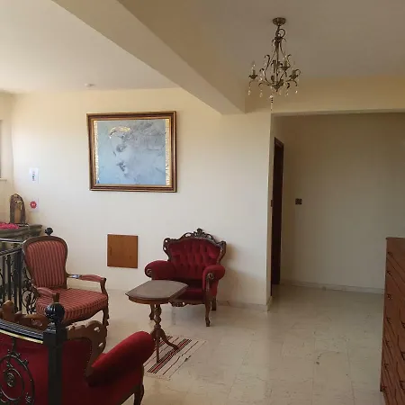 Mansion Ideal For 3 Families Or 拉纳卡