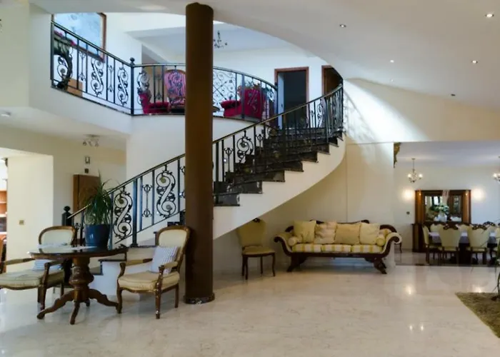 Mansion Ideal For 3 Families Or 别墅