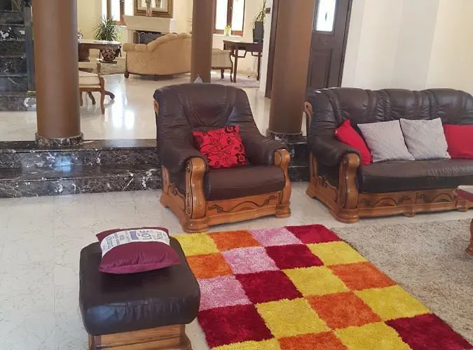 Mansion Ideal For 3 Families Or 别墅 拉纳卡