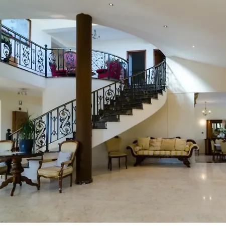 Mansion Ideal For 3 Families Or Willa