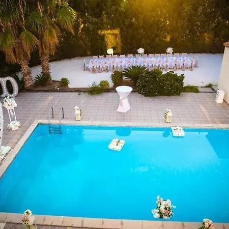 Willa Mansion Ideal For 3 Families Or Larnaca