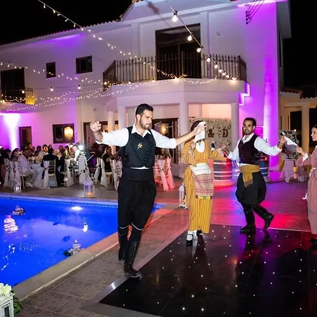 Βίλα Mansion Ideal For 3 Families Or Λάρνακα