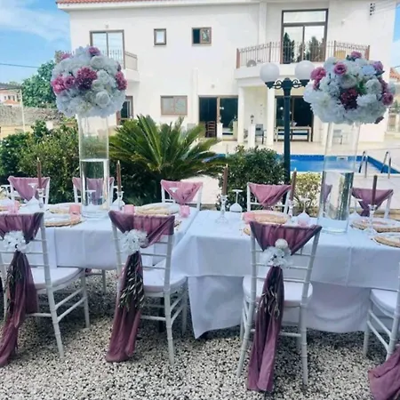 Вилла Mansion Ideal For 3 Families Or *