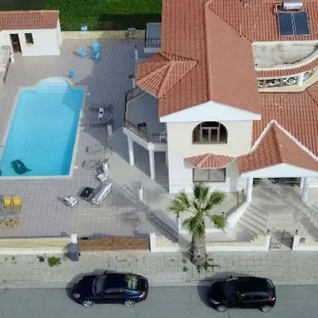 Mansion Ideal For 3 Families Or * Λάρνακα