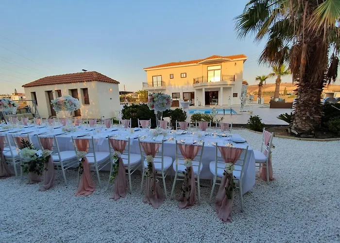 Mansion Ideal For 3 Families Or *