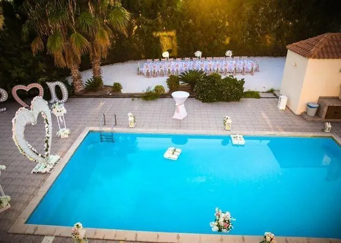 Вилла Mansion Ideal For 3 Families Or Ларнака