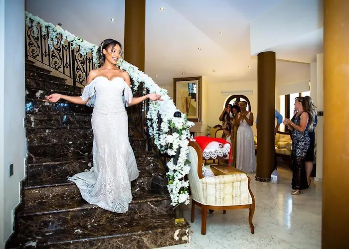 Mansion Ideal For 3 Families Or *