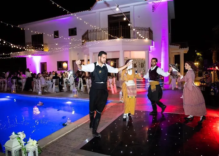 Вилла Mansion Ideal For 3 Families Or Ларнака