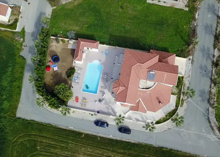 Mansion Ideal For 3 Families Or Вилла Ларнака