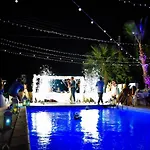 Mansion Ideal For 3 Families Or * לרנקה