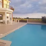 Mansion Ideal For 3 Families Or * לרנקה