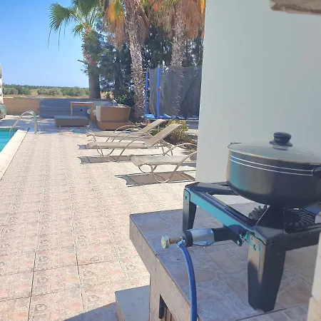 Mansion Ideal For 3 Families Or Βίλα Λάρνακα