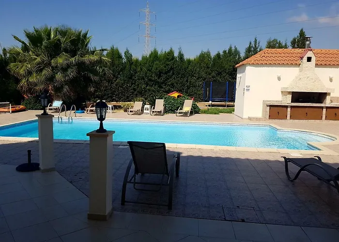 Βίλα Mansion Ideal For 3 Families Or Λάρνακα
