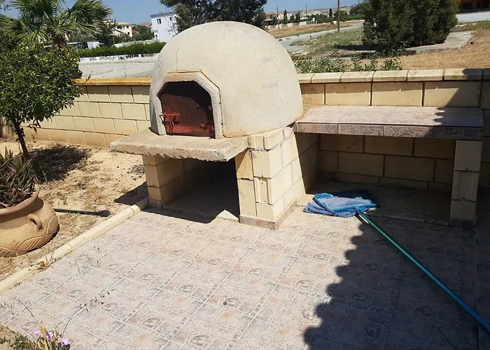 Mansion Ideal For 3 Families Or Βίλα Λάρνακα