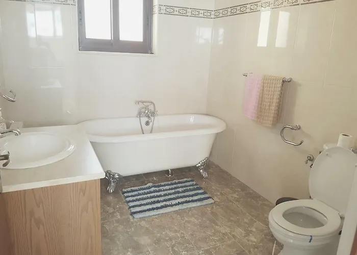 Βίλα Mansion Ideal For 3 Families Or Λάρνακα