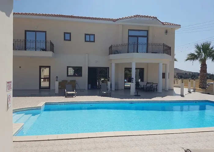 Mansion Ideal For 3 Families Or Βίλα Λάρνακα